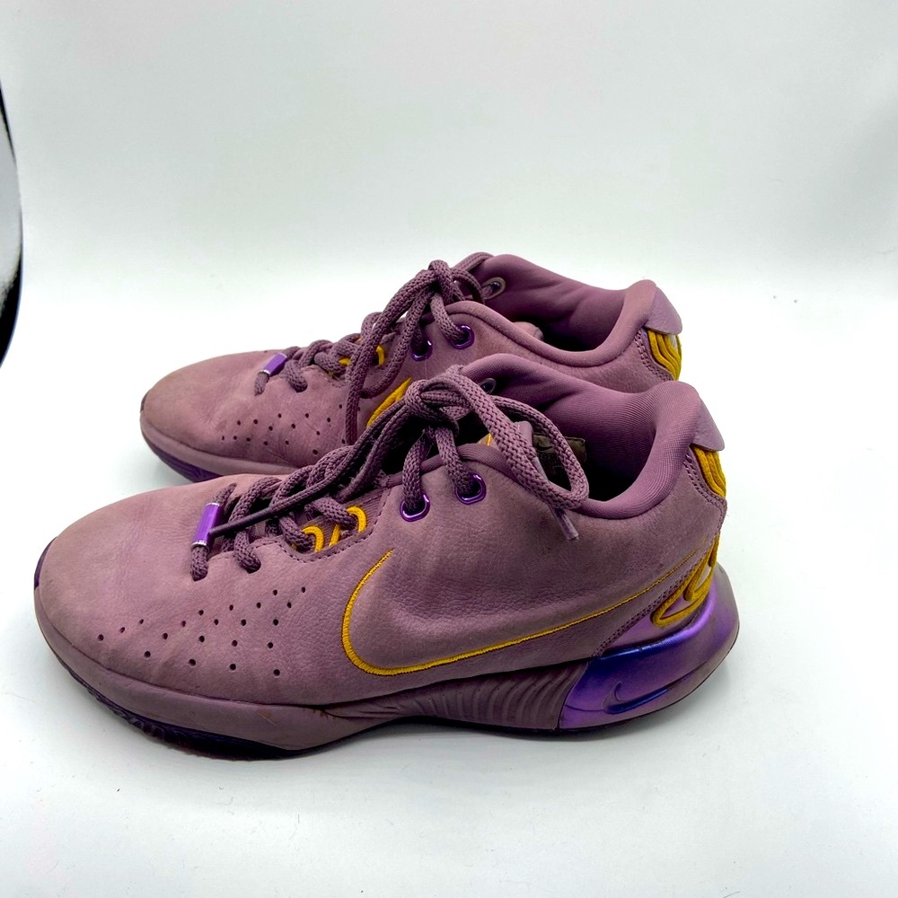 Nike LeBron James XXI violet dust boys 3.5 RARE COLLECTOR SHOE